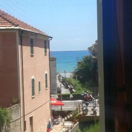 House Of Fly With Sea View, Front The Beach Savona Exterior photo