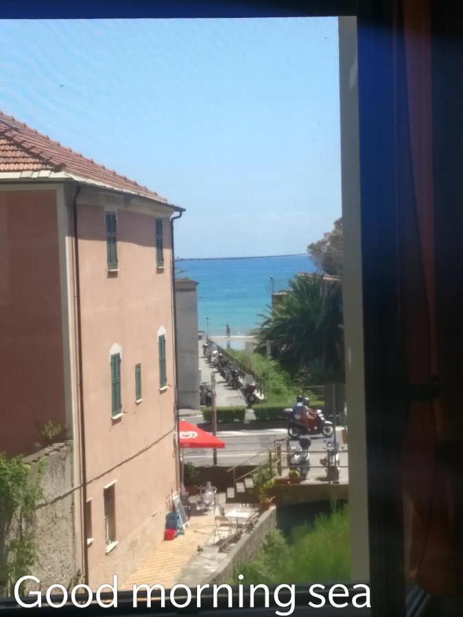 House Of Fly With Sea View, Front The Beach Savona Exterior photo